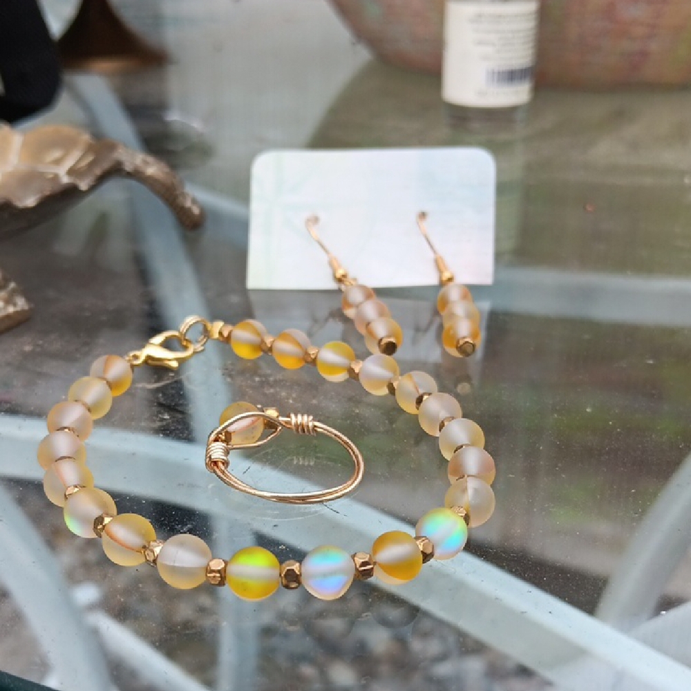 Elegant Gold and Iridescent Jewelry Set